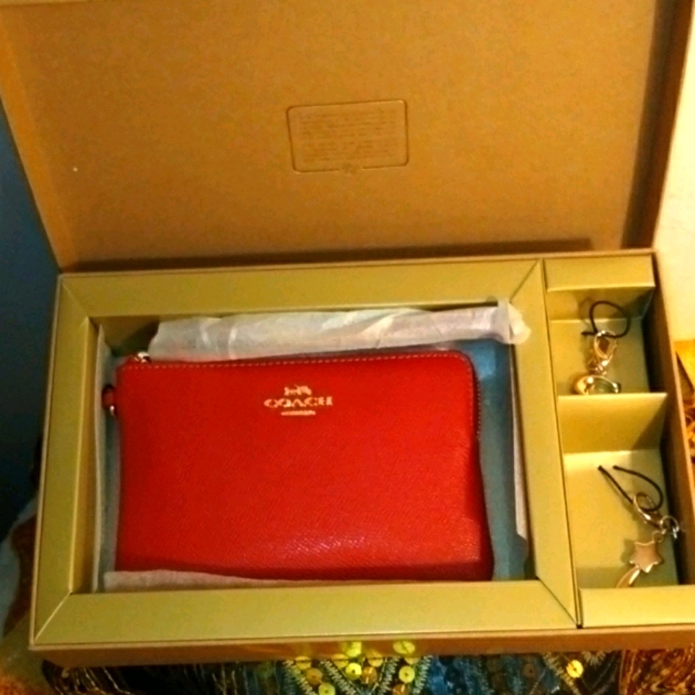 🆕💥Coach Red Wristlet with two purse charms!!👛